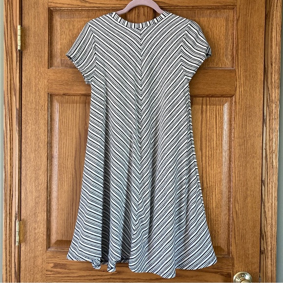 5/$15 A Beautiful Soul Black & White Striped Dress X (=XL) - Picture 2 of 7